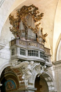 Testa-orgel met marmeren sculptuur