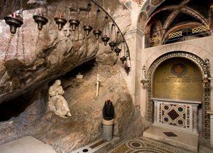 Uitzicht op de grot van Sint Benedetto met standbeeld van de heilige gemaakt door Antonio Raggi (of Antonio Lombardo)