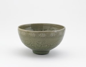 Serveerschaal in stijl van Longquan aardewerk, vroege 19e eeuw
