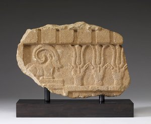 Fragment van een fries met een ibex en oryxen, 5e-4e eeuw v.Chr. door Arabian South