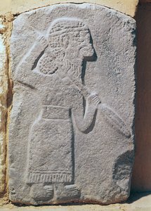 Orthostaat die een soldaat uit het paleis van Kapara, koning van Guzama, Tell Halaf, Syrië afbeeldt