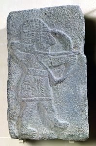 Orthostaat met afbeelding van een boogschutter uit het paleis van Kapara, koning van Guzama, Tell Halaf, Syrië door Aramaean