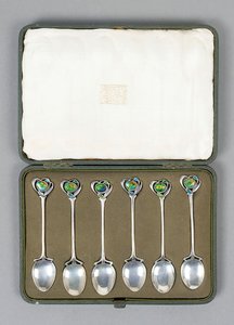 Een doos met Cymric zilveren lepels met geëmailleerde uiteinden ontworpen door Archibald Knox door Archibald Knox