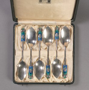 Set van zes Lepels in Originele Doos, fabrikant Liberty and Company, c.1895-1910 door Archibald Knox