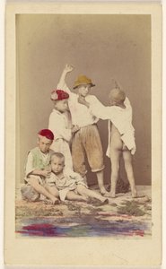 [Vijf Italiaanse straatjongens: twee zittend, drie staand].