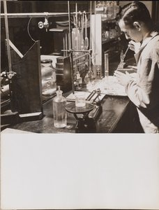 [Man in een lab gebruikt beide handen om een grote pipet in een bekerglas te plaatsen].