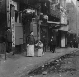 Een Familie uit het Consulaat, Chinatown, San Francisco door Arnold Genthe