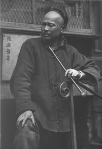 De schoenmaker, Chinatown, San Francisco door Arnold Genthe
