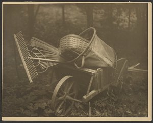 [Kruiwagen met gereedschap]. door Arnold Genthe