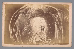 Mensen in een grot op de Grindelwaldgletscher in Zwitserland door Arthur Gabler