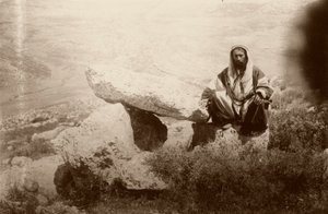 Dolmen en man, west van Hesban (Heshban), 1881 door Arthur M. Mantell