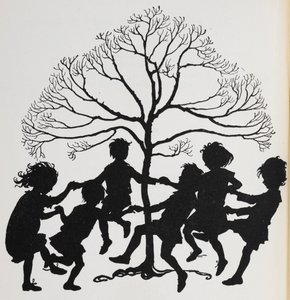 Silhouet van kinderen die rond een boom dansen