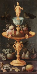 Druiven, pruimen en een granaatappel op een gouden tazza bekroond door een personificatie van Schilderkunst, met vijgen, druiven, appels, een gouden ketting en Spaanse stukken van acht op een stenen richel