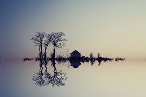 Rustige waterweerspiegeling