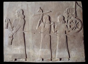 Hof van het paleis van de koning van Assyrië Sargon II, dienaren dragen de situles en de strijdwagen van de koning door Assyrian