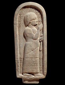 Basalten grafsteen van Si Gabbor, priester van de maangod door Assyrian