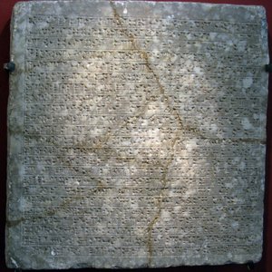 Albasten plaat met spijkerschrift, afkomstig uit de vesting van Sargon II door Assyrian