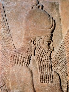 Detail van een albasten reliëf dat een beschermende gevleugelde genie voorstelt, uit het paleis van Sargon II (Dur Sharrukin), koning van Assyrië in Khorsabad, Irak. 722-705 v.Chr.