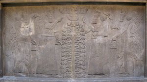 Reliëf met twee figuren van Ashurnasirpal, gevleugelde mythologische wezens en de god Ashur, voor de Boom des Levens