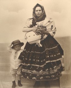 Slowaakse vrouw en kinderen, ca. 1910 door Augustus F. Sherman