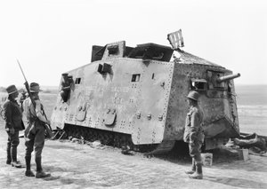 Een Duitse tank veroverd door het 26th Battalion bij Monument Wood nabij Villers-Bretonneux op 14 juli 1918 en vervolgens geborgen voor het Australian War Museum door de 5th British Brigade of Tanks, 4 aug