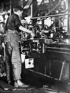 Een vakman maakt granaathulzen in een fabriek op Walsh Island, Newcastle, New South Wales, c.1916