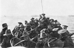 Een achteraanzicht van een reddingsboot met onbekende mannen van de Australische 1st Divisional Signal Company, gesleept naar Anzac Cove om 6 uur 