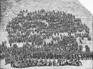 Groepsportret van alle oorspronkelijke officieren en mannen van het 11e Bataljon, 3e Brigade, AIF, 10 januari 1915