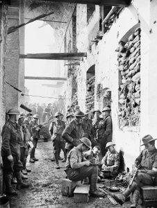 Leden van het 2nd Australian Infantry Battalion buiten hun kwartieren in de Cavalry Barracks bij Ypres, 1 november 1917