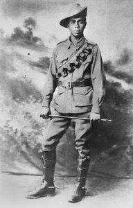 Portret van een Aboriginal militair, 234 soldaat (Pte) Walter Christopher (Chris) George Saunders, c.1916 door Australian Photographer