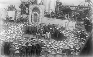 Zeelieden verzamelen zich rond de Australische premier The Hon William Morris (Billy) Hughes terwijl hij hen toespreekt op het dek van HMAS Australia in de scheepswerf in Devon, Engeland, 21 mei 1916 door Australian Photographer
