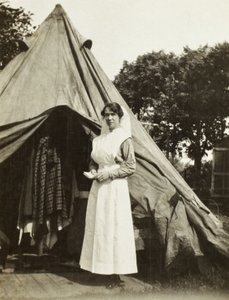 Zuster Ada Smith van het 2e Australische Casualty Clearing Station nabij Steenwerck, Trois Arbres, Frankrijk, 1916 door Australian Photographer