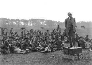 De Right Honourable William Morris (Billy) Hughes, staand op een platform bestaande uit vier munitiekisten, toespreekt een bijeenkomst van de 5th Australian Field Ambulance, nabij La Motte ongeveer een kilo door Australian Photographer