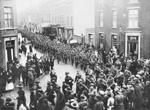 Het laatste contingent van de 1e Divisie Artillerie, AIF, verlaat de stad om in Charleroi op de trein te stappen voor hun reis naar huis, Chatelineau, België, 26 november 1919