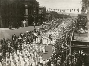 Vrouwen houden een Vredesdagmars langs King William Street, Adelaide, Zuid-Australië, november 1918
