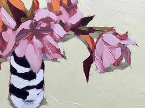 Roze bloemen in een gestreepte vaas