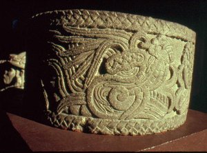 Urn met Gevederde Slang door Aztec