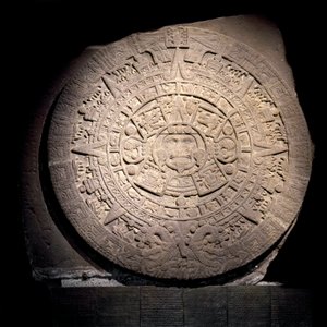 Precolumbiaanse beschaving: de Azteekse kalender (Zonnesteen): 3 m diameter stenen schijf die de Azteekse kalender en kosmogonie voorstelt, in het midden de zonnegod Tonatiuh, afkomstig uit Tenochtitlan - Mexico-Stad, nationaal antropologiemuseum door Aztec Aztec