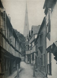 Mooie huizen verzameld rond een toren die naar de hemel wijst door BC Clayton