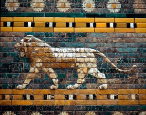 Uitzicht op de Weg van de processies van Babylon in emaillen tegels: wandelende leeuw, heilig dier van Ishtar, Babylonische godin van oorlog en liefde. Uit Babylon (Irak) ten tijde van koning Nebukadnezar II. 580 v.Chr. Pergamon Museum, Berlijn.