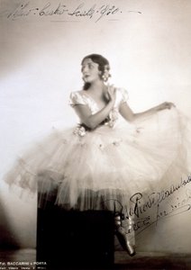 Portret van de klassieke ballerina Rosa Piovella Ansaldo, in tutu en balletschoenen. Ze zit frontaal, haar gezicht naar één kant gedraaid. Stoffen rozen versieren haar kleding en zorgvuldig gekapte haar (Milaan, Teatro alla Scala)