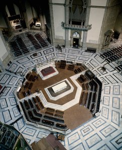 Zicht op het achthoekige marmeren koor gemaakt door Baccio Bandinelli (1488-1560) (Bartolommeo Brandini), binnen de Kathedraal van Florence (Duomo Santa Maria del Fiore). 1555, Florence, Italië
