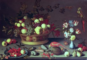 Een mand met druiven en ander fruit door Balthasar van der Ast