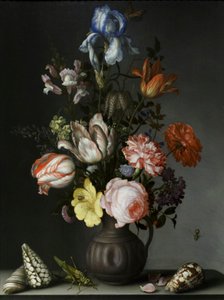 Bloemen in een vaas met schelpen en insecten