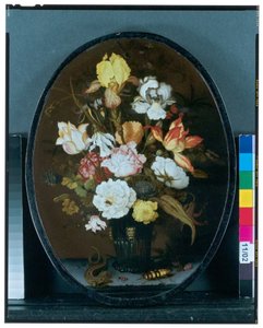 Stilleven met bloemen in een glazen vaas op een richel, met een hagedis en kevers