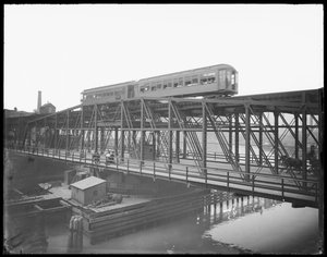 Verhoogde trein die de Wells Street Bridge oversteekt, Chicago, Illinois, VS, c.1905 door Barnes and Crosby