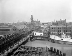 Stoomboot Alaska aangemeerd aan Wells Street, Chicago, Illinois, VS, c.1905