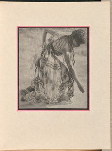 [Danseres als nimf, buigt]. door Baron Adolf De Meyer
