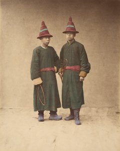 Twee Chinese Mannen in Bijpassende Traditionele Kleding, 1870s