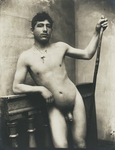 [Naakte man met staf en ketting van kruisbeeld]. door Baron Wilhelm von Gloeden